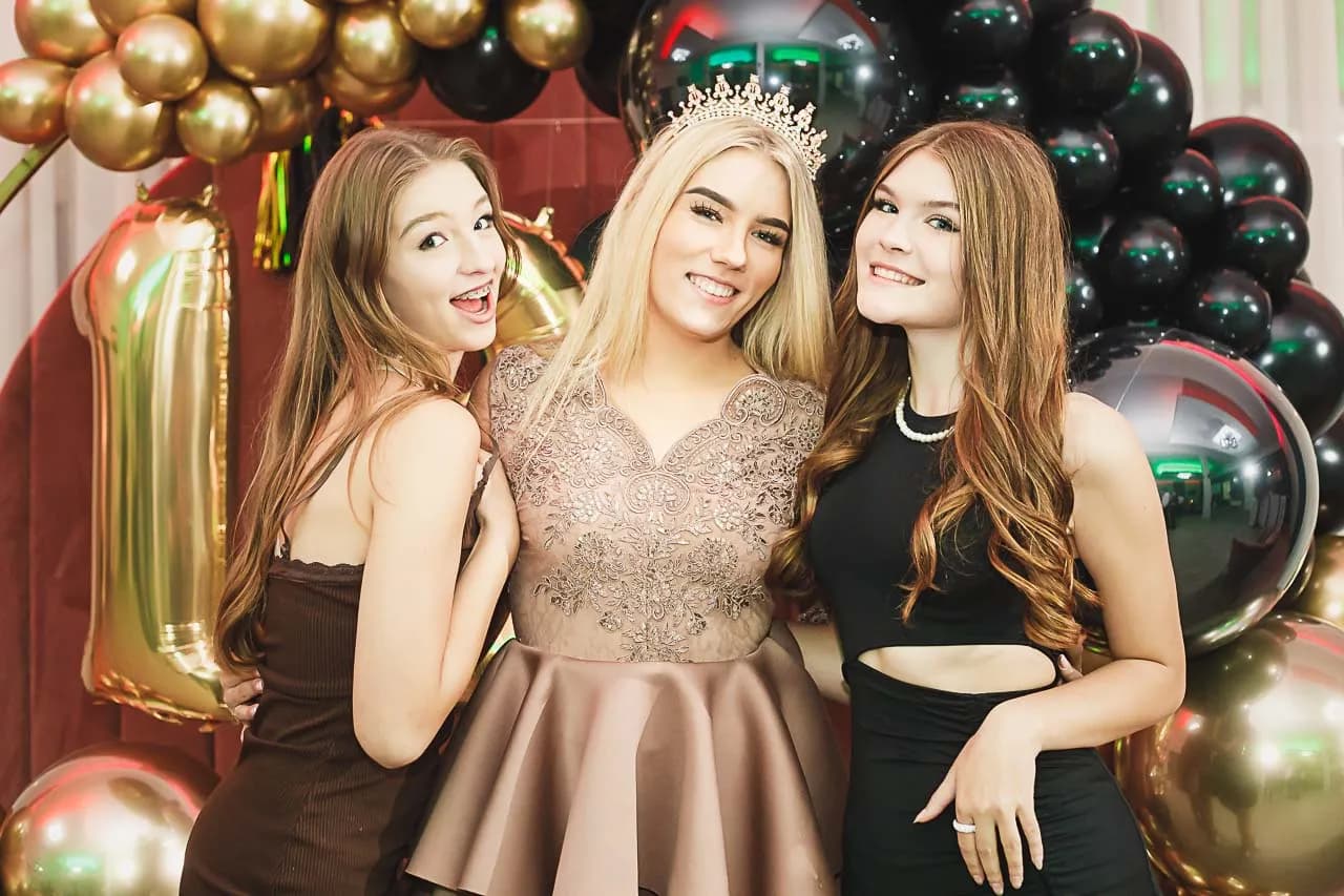 Ile kosztuje fotograf na studniówkę? Sprawdź ceny i porównaj oferty